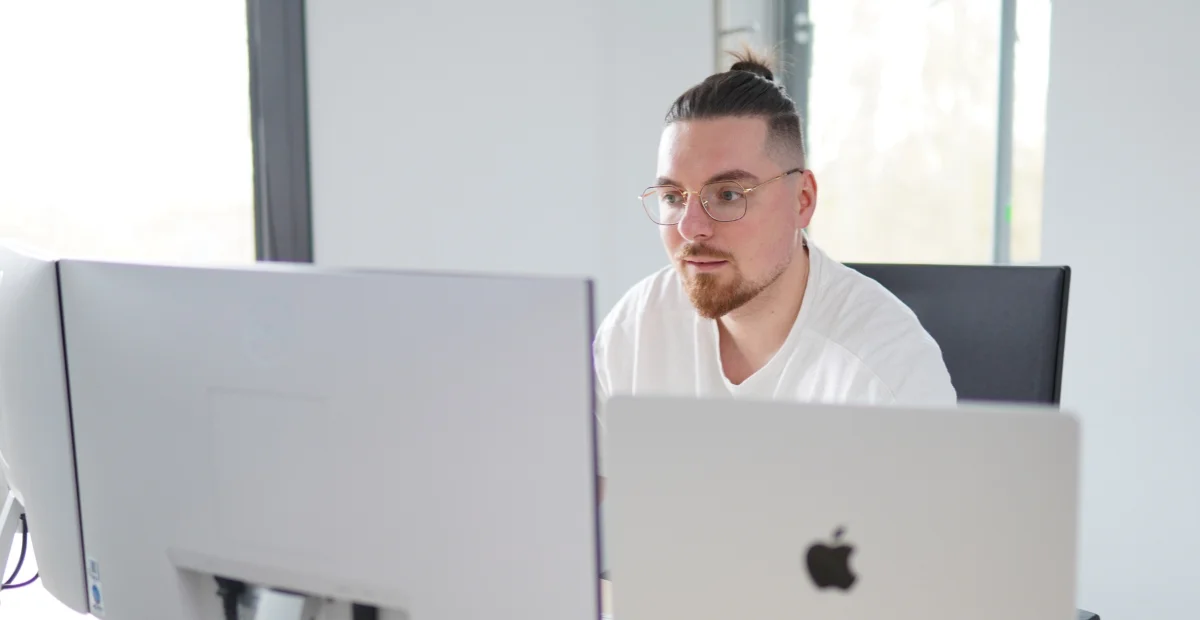 Webdesigner aus Kernen bei der Arbeit am Schreibtisch in Stuttgart