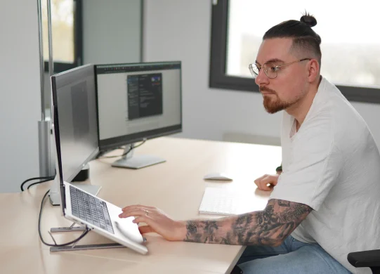 Webdesigner erklärt Kundenprojekt im Büro in der Region Stuttgart