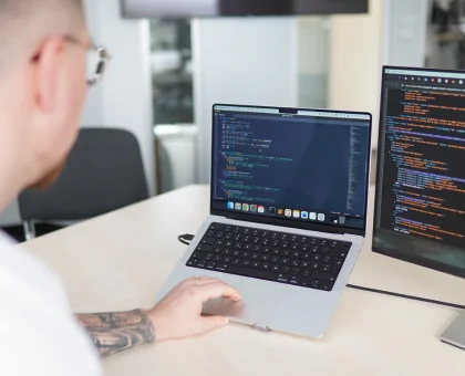 Webentwickler bei der Entwicklung einer Website in Kernen