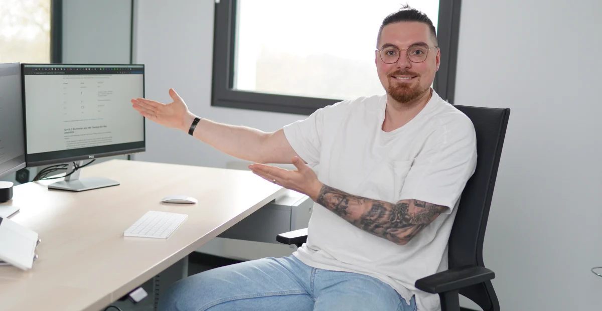 Webentwickler zeigt Designkonzept am Monitor in Waiblingen